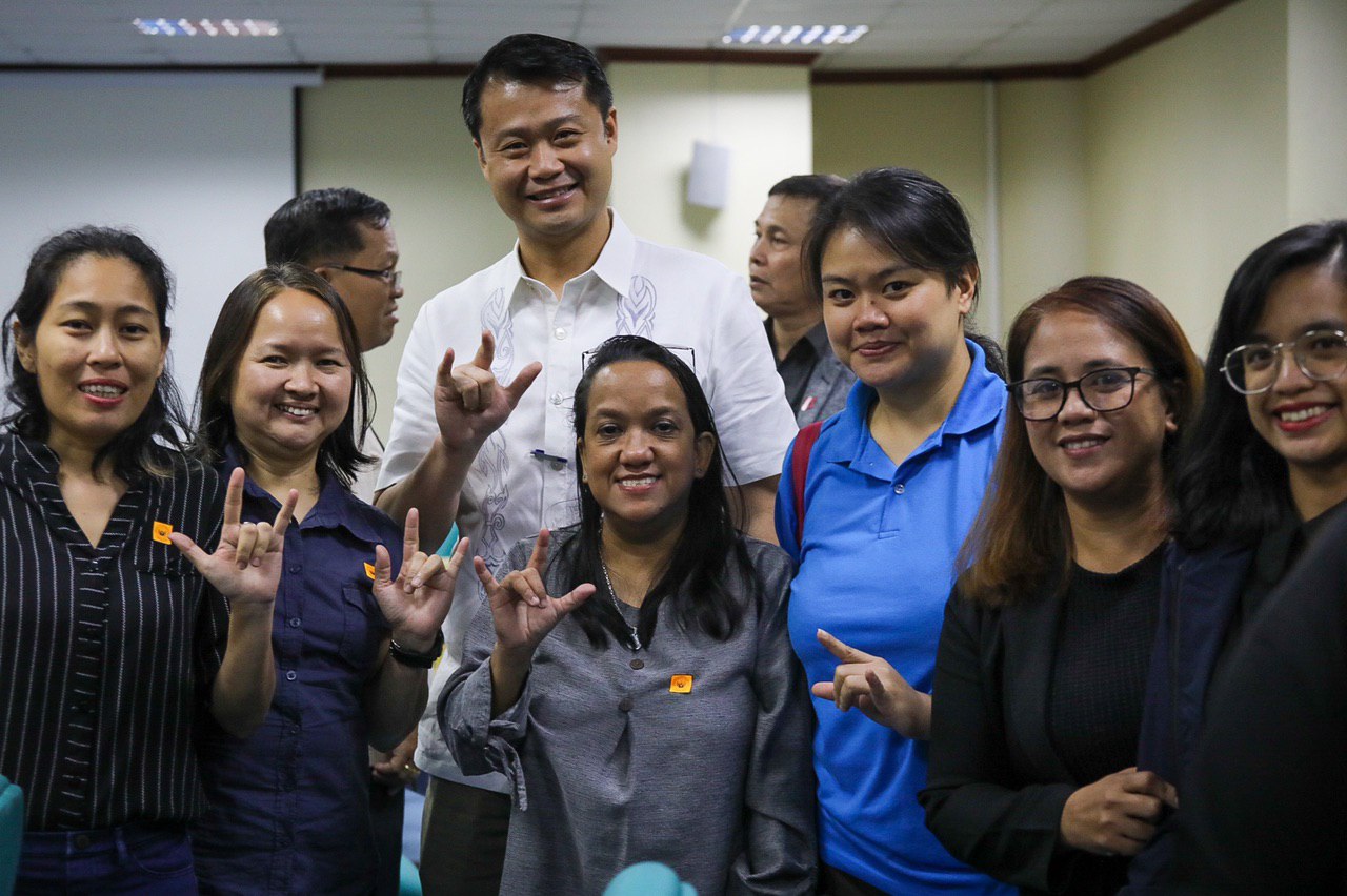 Paggamit Ng Filipino Sign Language Sa Deaf Education Pinarerepaso Ni Gatchalian Pinoy Peryodiko 1096