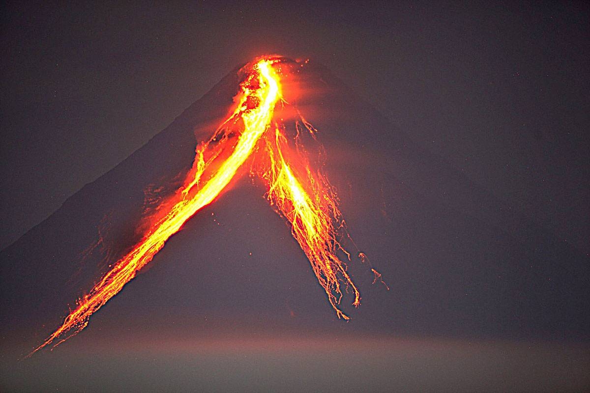 Pag-agos ng lava sa Bulkang Mayon tuluy-tuloy – Pinoy Peryodiko